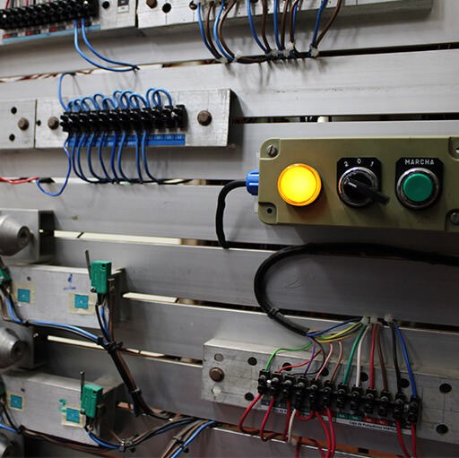 Panel eléctrico con distintos cableados y botones de regulación
