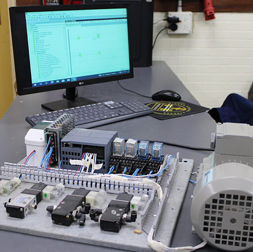 Circuito ensamblado con conexión y pantalla con dibujo técnico de circuito