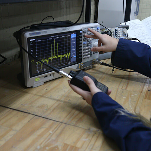 Estudiante trabajando con equipo de radiofrecuencia