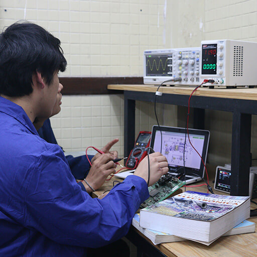 Grupo de estudiantes trabajando con equipo de testeo electrónico