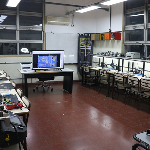 Espacio taller de la orientación de electrónica, donde cuentan con pantalla digital y equipamiento para optimizar clases de práctica en un contexto real
