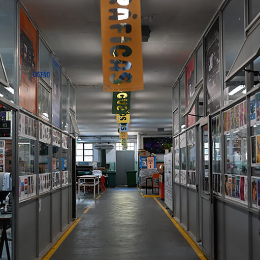 Pasillo de ingreso y distribución del taller de gráficas y los laboratorios digitales