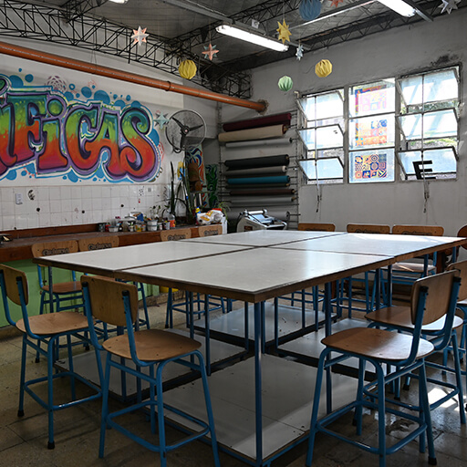 visual del espacio taller con mesas y bancos altos para trabajar en conjunto