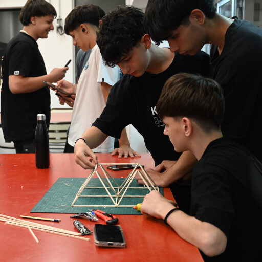 Un grupo de estudiantes ensamblando, de manera conjunta, una estructura