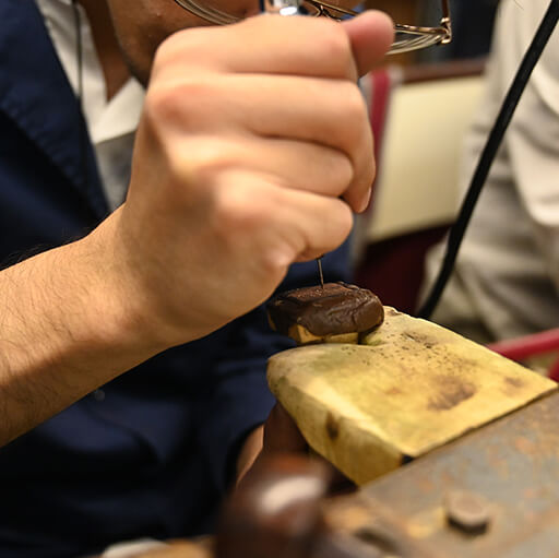 Joven iniciando trabajo de tallado