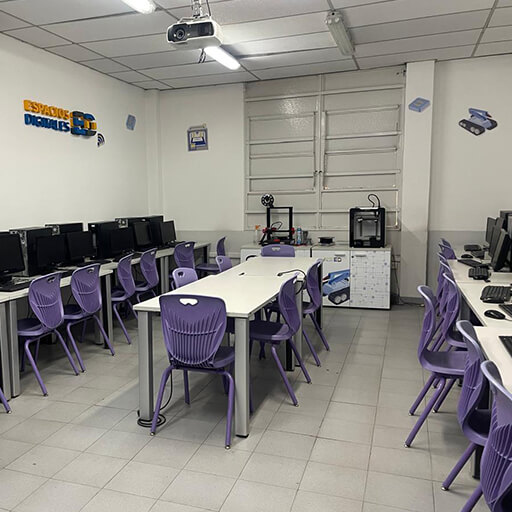 visual del aula sin estudiantes con todas las computadoras organizadas en modo de estación de trabajo