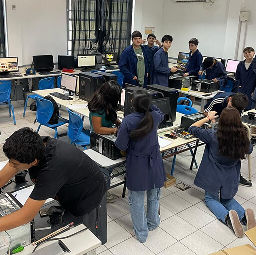 grupo de estudiantes trabajando en el laboratorio