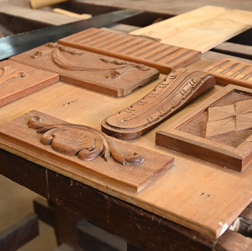 Juego de piezas talladas en madera